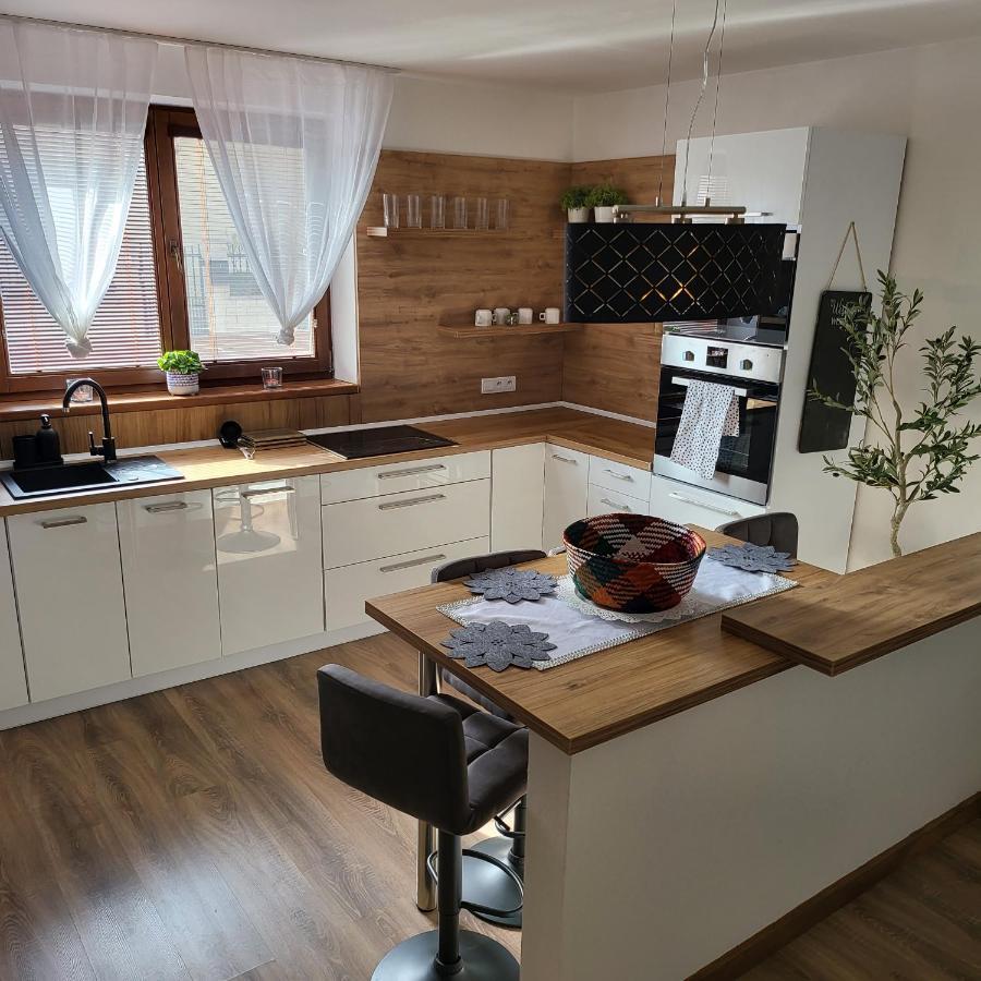 Oli Apartments Сенец Экстерьер фото