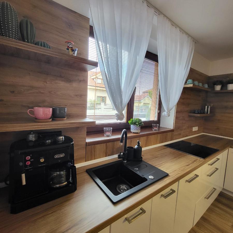Oli Apartments Сенец Экстерьер фото